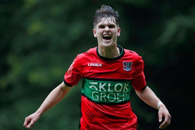 他用实际行 他用实际行